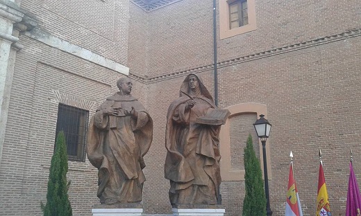 Esculturas en honor a Teresa de Jesús y Juan de la Cruz en la villa donde tuvo lugar el encuentro decisivo para la reforma del Carmelo, en bronce fundido y patinado realizadas por el escultor madrileño Francisco Javier Galán. 