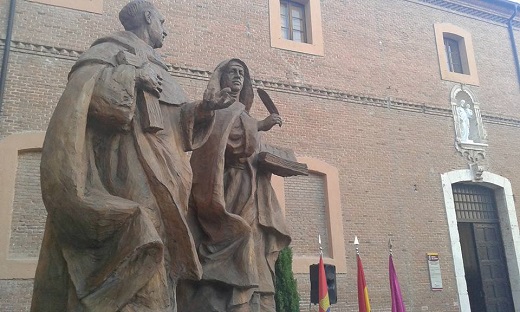 Esculturas en honor a Teresa de Jesús y Juan de la Cruz en la villa donde tuvo lugar el encuentro decisivo para la reforma del Carmelo, en bronce fundido y patinado realizadas por el escultor madrileño Francisco Javier Galán. 