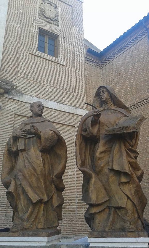 Esculturas en honor a Teresa de Jesús y Juan de la Cruz en la villa donde tuvo lugar el encuentro decisivo para la reforma del Carmelo, en bronce fundido y patinado realizadas por el escultor madrileño Francisco Javier Galán. 