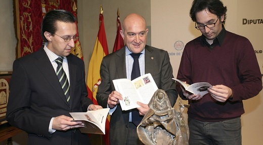 El presidente de la Diputación, Jesús Julio Carnero, junto a los autores de la guía, ayer en la presentación.