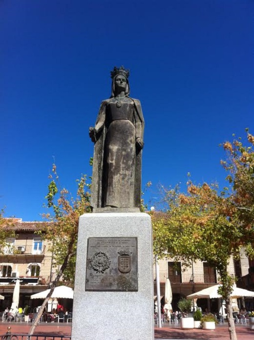 Estatua de Isabel la Católica en Medina del Campo (Ruta del Vino de Rueda).