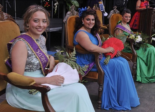 María Victoria García González "DAMA DE HONOR", Elsa Navas Roncero "GUARDESA" y Tamara Merino López "DAMA DE HONOR"