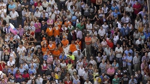 Ambiente durante la colocación de la bandera en las fiestas de San Antolin de Medina del Campo. / Fran Jiménez