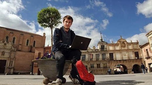 El concejal de Juventud, José María Magro, se conecta a Internet en la Plaza Mayor de Medina. / J. F.
