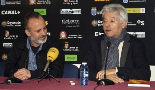 El actor Javier Gutiérrez junto al director de la Semana de Cine de Medina del Campo (Valladolid), Emiliano Allende, Efe