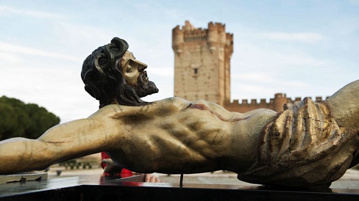 El Cristo de la Penitencia, con el Castillo de la Mota de Medina del Campo al fondo.