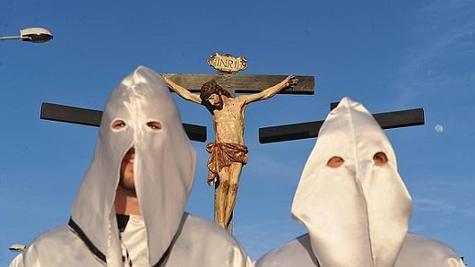 Dos cofrades, durante la procesión del Calvario celebrada en Medina del Campo. / F. Jiménez