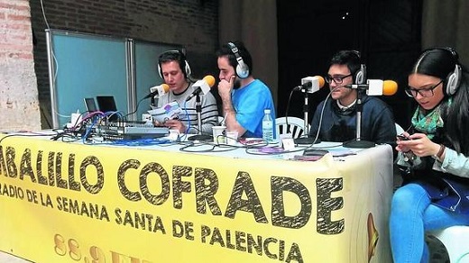 Jóvenes cofrades palentinos, en el estudio a través del cual retransmitieron actos de la feria. / El Norte