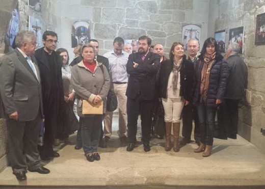 Berta Pérez, Teresa López y representantes de las cofradías en la Capela do Hospital.