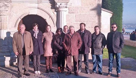 Gil (centro) con Carlos García (dcha) y otros miembros de Medina del Campo y Cangas, en A Capela. // S.A.