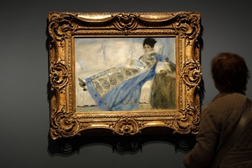La etapa impresionista (1869-1880) ocupa las dos primeras salas y reúne iconos de Renoir como Después del almuerzo, Almuerzo en el restaurante Fournaise o Baños en el Sena. En la imagen, la obra retrato de la mujer de Monet, 1872-1874.JULIÁN ROJAS