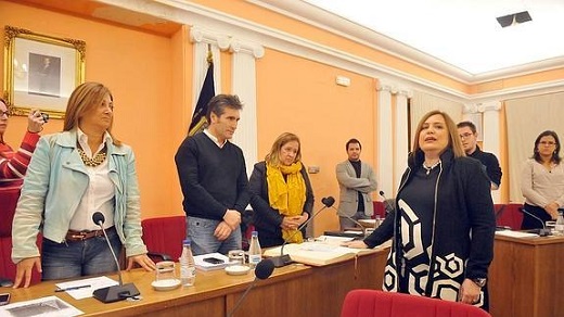 La concejala del PP Ana María Domingo (d) jura su cargo en el Pleno del Ayuntamiento de Medina del Campo. / Fran Jiménez