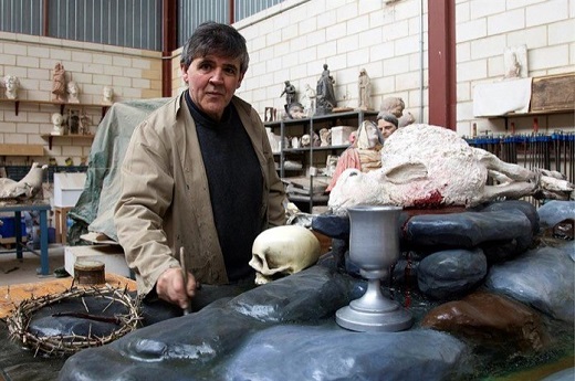 El imaginero Ricardo Flecha, que ultima estos días el paso del "Cordero de la Redención" para la Semana Santa de Medina del Campo (Valladolid). Foto: EFE/Mariam A. Montesinos