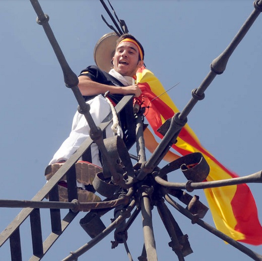 David Fernández, de la Peña El Resacón, pone la bandera en lo alto de la Colegiata de Medina del Campo. / Fran Jiménez