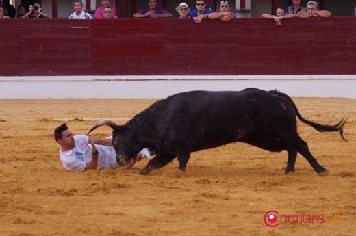 'El Peta' sufre la cogida en el concurso de Medina (Fotos: Juanes).