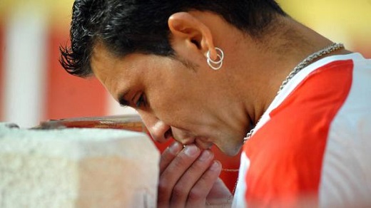 Holgado besa una medalla antes de participar en la semifinal de la Liga de Corte Puro de Íscar, donde sufrió una cogida. / F. Jiménez