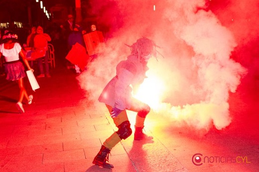 Uno de los actores repartiendo fuego