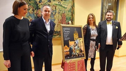 Inmaculada Toledano, Jose Luis Misis (autor del cartel), la alcaldesa, Teresa López, y Carlos García, presidente de la Junta de Semana Santa. / FRAN JIMÉNEZ