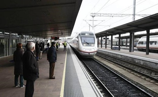 Un tren llega a la estación de la capital salmantina. / WORD