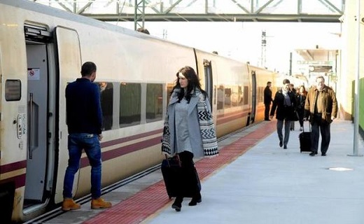 Llegada de un tren procedente de Galicia el primer día de funcionamiento de la estación de Alta Velocidad de Medina del Campo. / FRAN JIMÉNEZ