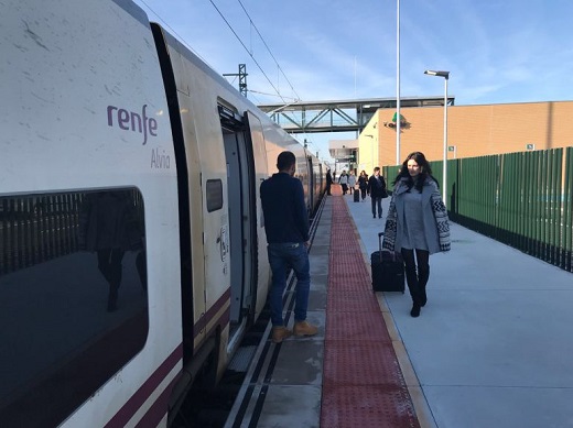 Pasajeros utilizando, por primera vez, la Estación del AVE de Medina del Campo / Cadena Ser