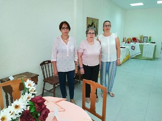 Inaugurada la exposición “Homenaje a las costureras de toda la vida” por la Asociación “Costureras Reales”.