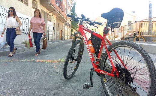 Biciceta estacionada en una de las calles de Medina del Campo. / Fran Jiménez