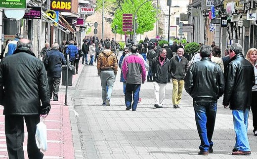 Calle Padilla, la zona más comercial de Medina del Campo, una mañana de domingo. / F. J.