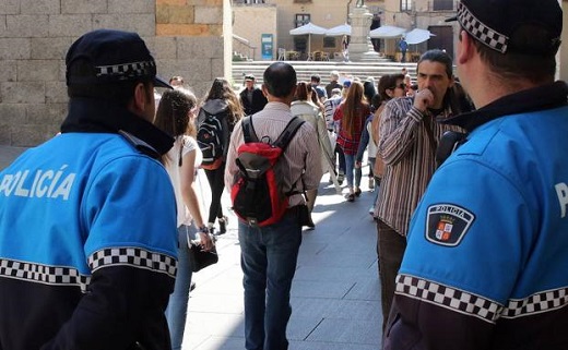 Dos policías locales de Segovia en la Calle Real. / A. DE TORRE