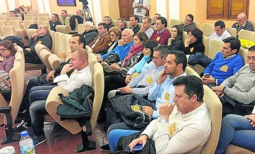 Público asistente, entre los que se encontraban ediles del PP de la zona y el vicepresidente segundo de la Diputación y alcalde de Nava, Guzmán Gómez. / F. J.