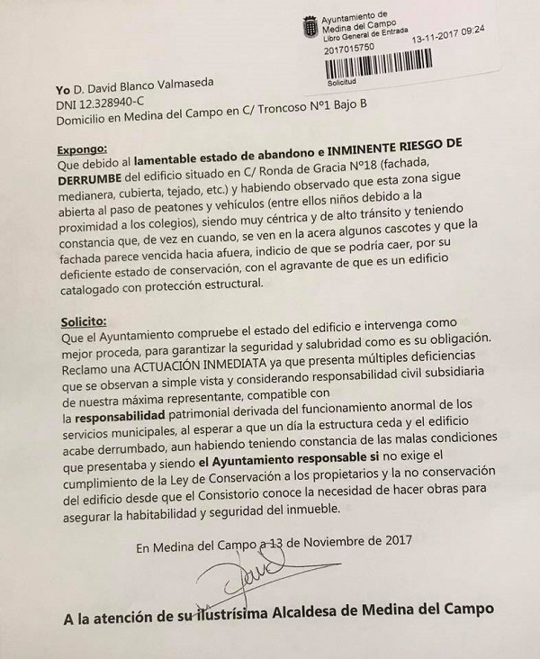 David Blanco Valmaseda. Espero que el Ayuntamiento ponga remedio antes de que el tejado termine tirando la fachada y pille a alguien de los que pasamos por allí todos los días.