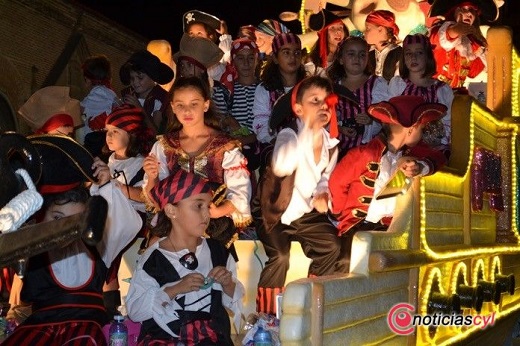 Desfile de carrozas durante las fiestas de Medina del Campo, que acogen cada año a decenas de turistas.