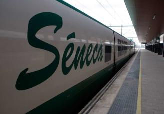 El tren laboratorio Séneca, recién llegado a la estación de Zamora, a primera hora de la tarde de ayer. Foto Emilio Fraile