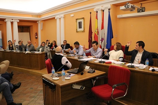 VOTACIÓN DE LA MOCIÓN CON EL ÚNICO VOTO EN CONTRA DE LAMBÁS. FOTO: GASPAR FRANCÉS