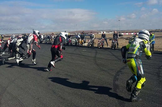 



Cuatro equipos mirobrigenses participan en una carrera invernal de resistencia de pitbike.

