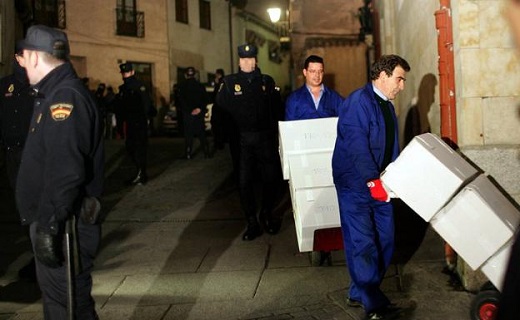 Empleados del Ministerio de Cultura trasladan las cajas con los documentos del Archivo General de la Guerra Civil de Salamanca portegidos por la Policía Nacional. / RAMÓN GÓMEZ