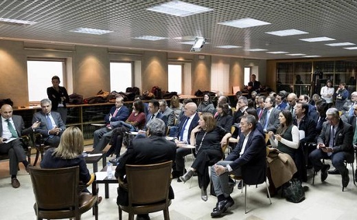 Agentes sociales y económicos, instituciones y representantes de entidades financieras, en el encuentro celebrado el 1 de diciembre en la hemeroteca de El Norte / GRABIEL VILLAMIL