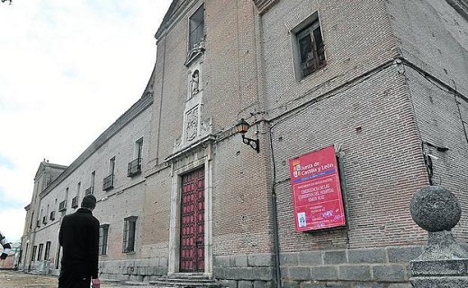 Exterior del hospital Simón Ruiz. / F. J.