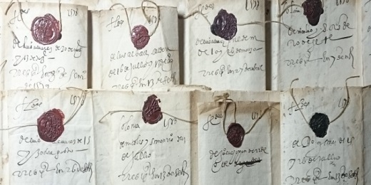Parte de los documentos del archivo Simón Ruiz. manuscritos sobre pergamino - MUSEO DE LAS FERIAS