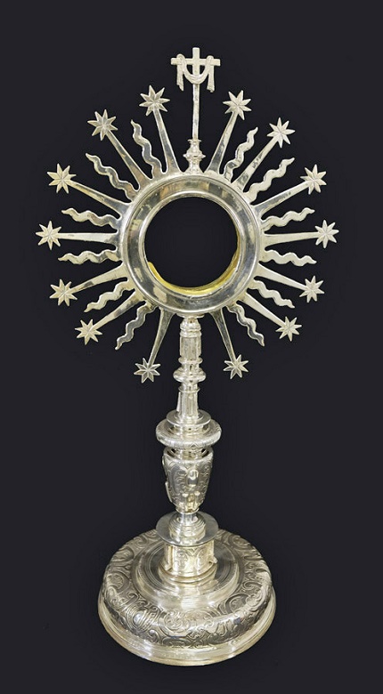 Custodia de tipo sol Anónimo vallisoletano 1665 Plata en su color, repujada y cincelada / 60 x 29,5 cm (21 cm diámetro de la base) Colegiata de San Antolín. Medina del CampoMarcas: Dos escudos de armas de Medina del Campo (marca de localidad) / buriladas Inscripciones: “ESTA CVSTODIA ES DE LA CONFRADÍA DE NVESTRA SEÑORA DE LAS ANGVSTIAS DE MEDINA DEL CAMPO. RENOBOSE ANNO DEL NACIMIENTO DE NRO SEÑOR DE 1665 ANNOS" / “Migl de la Concepon”