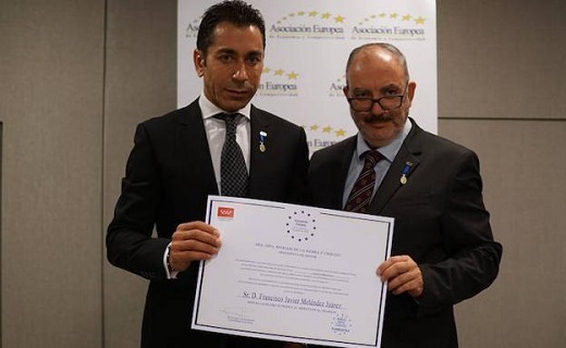 Javier Meléndez recibe la distinción. / EL NORTE