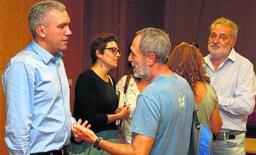 Javier Izquierdo conversa con los miembros de su Ejecutiva, que serán relevados por el equipo de la nueva secretaria provincial, Teresa López. / G. VILLAMIL
