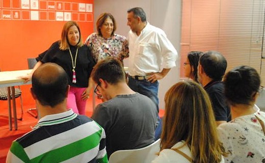 Raquel Alonso, Teresa López y Jesús Hernando, secretario de Organización del PSOE de Medina. / P. G.