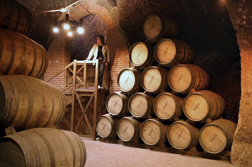 El grupo vinícola Yllera ha rescatado varias bodegas tradicionales de Rueda, entrelazándolas hasta formar un intrincado espacio subterráneo que se visita. ANDRÉS CAMPOS