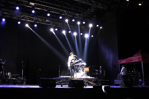 JHANA ACTUANDO EN EL FASSE-RUEDA MIENTRAS LOS OPERARIOS DESMOSTAN A SU ALREDEDOR EL EQUIPO DEL CONCIERTO ANTERIOR. FOTO: JORGE OVELLEIRO