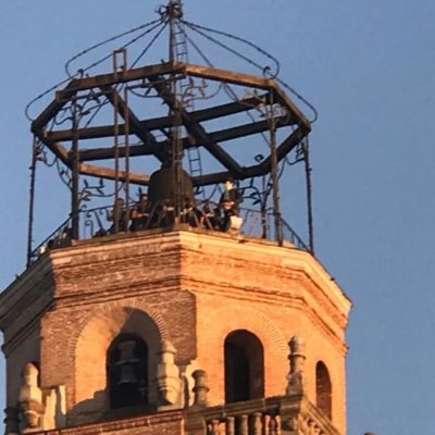 Medina del Campo presenció la bajada de la Bandera de la Colegiata, a cargo de “El Resacón”.