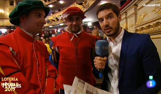 Dos jóvenes de Medina, pertenecientes a una asociación de recreadores, asisten al Teatro Real al sorteo de Navidad.