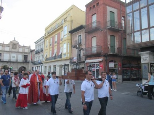 Un centenar de fieles participa en la procesión de la Exaltación de la Cruz.