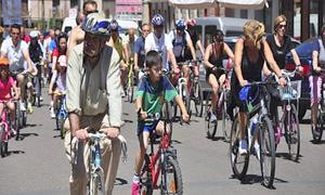 Varios cicloturistas pasean en Medina del Campo durante el día de la bici / Fran Jiménez