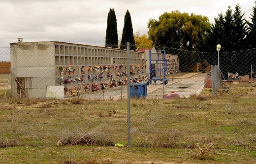 Imagen del columbario del cementerio de Los Llanos de Medina del Campo 